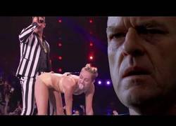 Enlace a Reacción de Hank y Marie (Breaking Bad) al ver la actuación de Miley Cyrus en los VMAs 2013