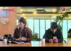 Enlace a Nuevo anuncio coreano de una impresora portátil para el móvil, doblado a lo Humor Amarillo