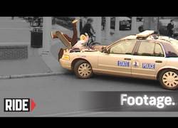 Enlace a Para proteger y servir, y si se pone algún skater inocente por medio, pues atropellar también