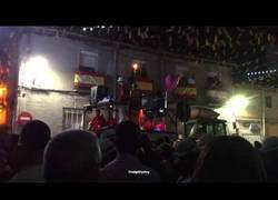 Enlace a Cantan el cara al sol durante las fiestas de Moraleja de Enmedio, en Madrid