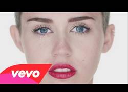 Enlace a El nuevo escándalo de Miley Cyrus, montada en una bola de demolición como la trajeron al mundo(1:12)