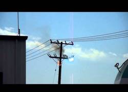 Enlace a Recopilación de arcos eléctricos en postes de alta tensión, bello a la par que peligroso