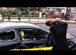 Enlace a Cliente se siente estafado con un BMW y protesta delante del concesionario reventando el coche