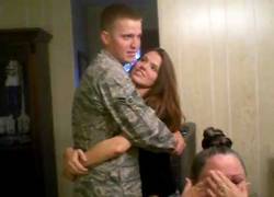 Enlace a Soldado vuelve a casa justo para dar una sorpresa a su hermana en su cumpleaños