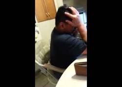 Enlace a Este padre recibe la gran noticia por teléfono de que han liberado a su hijo de la cárcel