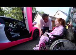 Enlace a Richard Hammond, presentador de Top Gear le concede un deseo a una niña enferma
