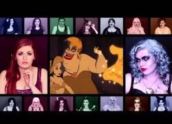 Enlace a Una sola chica interpretando a capella temas Disney caracterizada como los personajes