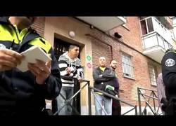 Enlace a Policía de Madrid golpea con chuleria la cámara de un periodista grabando un desahucio