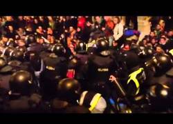 Enlace a Crean un muro humano para evitar la detención de Luis Goñiren, pero la policía lo acaba consiguiendo