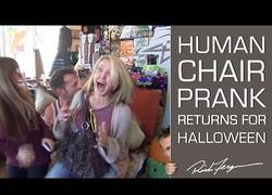 Enlace a La cámara oculta del sillón viviente, ideal para Halloween