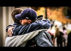 Enlace a Dando billetes de 100$ a los sin techo