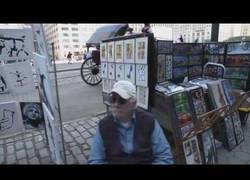 Enlace a El experimento de Banksy: Puso en un mercadillo sus obras y solo 3 personas las compraron