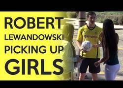 Enlace a ¿Crees que parecerte a Robert Lewandowski te ayudaría a ligar? (inglés)
