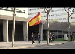 Enlace a Reacciones a la ''banderita'' de España en la Barcelona independentista