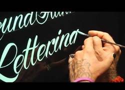 Enlace a Un auténtico maestro de la caligrafía, ¡menudo talento!