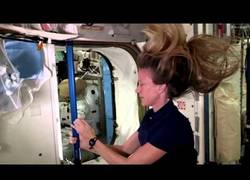Enlace a Astronauta demuestra que en el espacio es posible impulsarse con la fuerza de un simple pelo