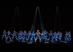 Enlace a Impresionante actuación de baile con trajes LED