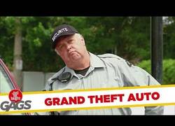 Enlace a Cómo le explicas al agente lo que está pasando con ese coche, genial cámara oculta