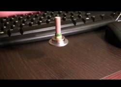 Enlace a Genial juguete que desafía las leyes de la gravedad a base de magnetismo