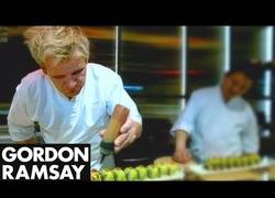 Enlace a Gordon Ramsay flipando con la preparación del sushi de un restaurante japonés (inglés)