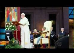Enlace a Niño brasileño se salta la seguridad del Papa Francisco. Le abraza y se sienta en su trono