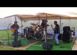 Enlace a Podría tocar la batería apoyado en el suelo, pero así mola mucho más