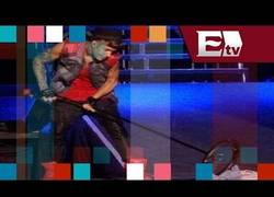 Enlace a Justin Bieber la vuelve a cagar, le tiran una bandera de Argentina en un concierto y mirad qué hizo