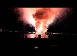 Enlace a Un error convierte un espectáculo de fuegos artificales de 30 minutos en una megaexplosión