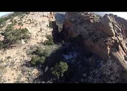 Enlace a Atravesar volando un pequeño cañón con un wingsuit