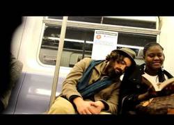 Enlace a ¿Dejarías dormir en tu hombro a un desconocido en el metro? (inglés)