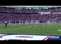 Enlace a No es buena idea ver un partido de fútbol americano desde las gradas superiores y emborracharse