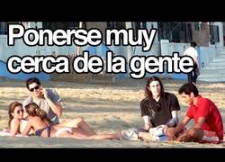Enlace a Típico momento incómodo cuando la gente se pone muy cerca en la playa