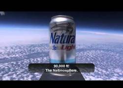 Enlace a ¿Quieres cerveza fría para una barbacoa y no tienes hielo? Lánzala al espacio y volverá helada