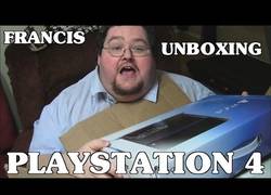 Enlace a Este hombre se vuelve medio loco al llegarle su tan deseada Playstation 4