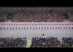 Enlace a Impresionante demostración de caminar sincronizado, los japoneses ya no saben qué inventar