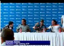 Enlace a Rafa Nadal de tanta rueda de prensa ya no sabe ni en qué idioma hablar