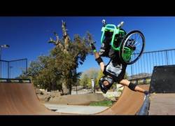 Enlace a Freestyle en el skate park con silla de ruedas, los límites los pones tú