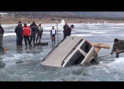 Enlace a Esto no lo consigue ni McGyver, sacar un coche de un lago helado con cuatro maderas y una cuerda