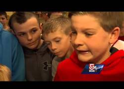 Enlace a Amigos de un niño que sufre bullying se visten como él para que dejen de molestarlo (inglés)
