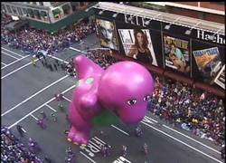 Enlace a Barney el dinosaurio, palma ante miles de niños traumatizados durante un desfile de Acción de Gracia