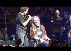 Enlace a Eddie Vedder, vocalista de Pearl Jam le corta las rastas en mitad de un concierto a un fan