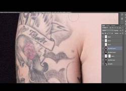 Enlace a ¿Cómo se vería este chico si nunca se hubiese tatuado? ¡Magia con el Photoshop!