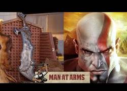 Enlace a Este señor es el mismísimo dios Hefesto, forjando las Espadas del Caos de God of War