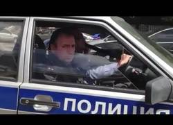 Enlace a En Rusia, la policía te obedece a ti