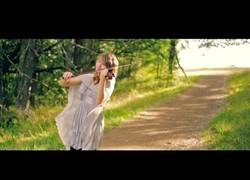 Enlace a Uno de los temas de La comunidad del anillo, interpretado al violín por Taylor Davis