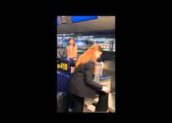 Enlace a Mujer monta un pollo en el aeropuerto porque le obligan a pagar por exceso de peso