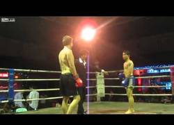 Enlace a Un turista en Tailandia tenía ganas de saber cómo es un combate real de Muay Thai, gran idea