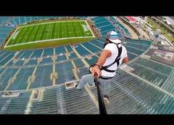 Enlace a Una mezcla entre bungee jumping y una tirolina desde lo alto de un estadio de fútbol americano