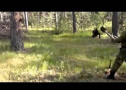 Enlace a Un ruso no necesita armas potentes para acabar contigo, con una pala tendrían bastante