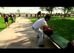 Enlace a Criss Angel haciendo el clásico truco de partir a alguien en dos, en un parque y sin caja